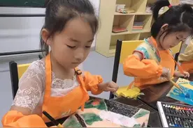 兄妹捅马蜂窝，脸被蜇得爹妈都认不出，网友：我一般不笑，忍不住图片