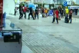 两男子在火车站前大打出手，画风搞笑！原因竟是举报？图片