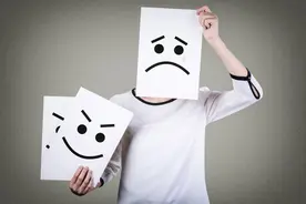 “水深不语，人稳不言”，一个人混得再好，3种话要学会憋着不说图片