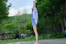 金泫雅蓝色格纹连体裤搭白衬衫，性感小野马上线，背影杀温柔绝美图片