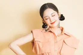 娜扎好会打扮，穿橙红色套装扎俩丸子头，90后轻松嫩成00后图片