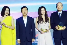 温碧霞罕见同框关之琳，相差4岁却美出不同韵味，哪像年过半百图片