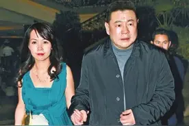 吕丽君离开刘銮雄成16亿富婆，被帅哥包围坐游艇，42岁似少女图片