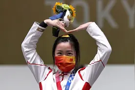 再现卖萌比心！21岁杨倩一战创下三大纪录，这下更不愁嫁了图片