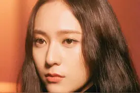 她美得就像一幅秋天里的画，所谓的高级感不过如此了吧？图片