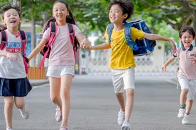 小学生告别3点半放学，课后服务通知下发，一周5天一天2小时图片