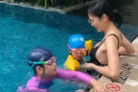 45岁林熙蕾身材零走样，一双囡囡似足妈咪，为家庭婉拒《浪姐》图片