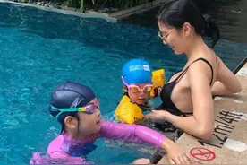 45岁林熙蕾身材零走样，一双囡囡似足妈咪，为家庭婉拒《浪姐》图片