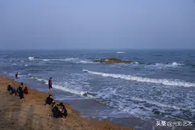 五月一日秦皇岛观海弄潮图片