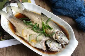 它是排名第一好吃的海鱼，肉多刺少营养高，价格亲民，清蒸最鲜美图片