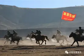 玉树地震后道路通信中断，一队骑兵策马40公里救援……图片
