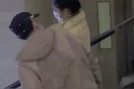 知名小花被指恋情曝光！和小鲜肉亲密搂抱同回住宅，女方火速回应图片