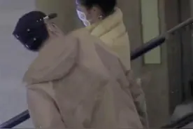 知名小花被指恋情曝光！和小鲜肉亲密搂抱同回住宅，女方火速回应图片