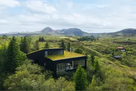 一对80后夫妻，在冰岛最深的湖边自建木屋，彻底逃离城市图片
