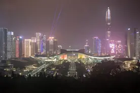 深圳：莲花山上看醉美深圳夜色图片