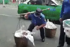七旬老人占道经营遇城管，结局出人意料！图片