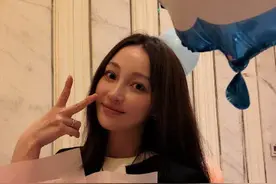 姚笛与家人聚餐，被男友摸头亲吻超甜，两人感情稳定疑已结婚图片