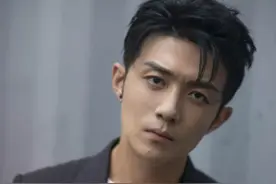 李泽锋演了13年一举走红，幕后推手太强大，成立一年签了三个大牌图片