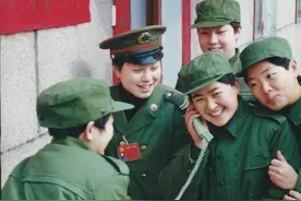 战友站岗呆呆看女兵，被连长批评，却说很值：女兵冲我笑图片