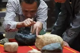 4万块拿下的带藓原石，竟赌出两条冰阳绿手镯，赚翻了图片