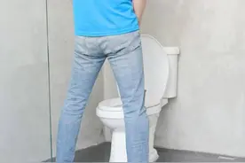 男人小便发生4种变化，尽快排查前列腺，别忽视图片