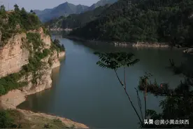 秦岭秘境：洛河上游不为人知的高山湖泊，车停马路边就能观赏图片