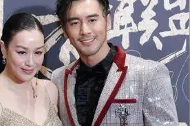 49岁钟丽缇真拼了！穿小号吊带裙硬勒出副乳，凹凸感无敌图片