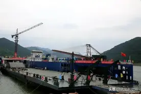 长江中上游最大浮船坞正式投产图片