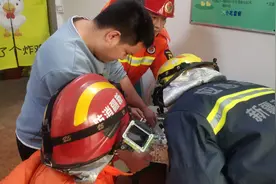 用铁筛子和面 男子手指被卡求助消防图片