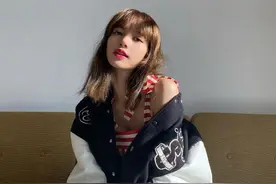 Lisa红白条纹吊带搭棒球外套，上演迷人四连拍，甜美酷帅的莎莎图片