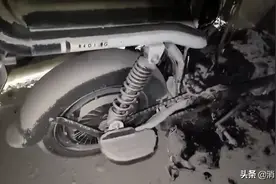 爱玛电动自行车离奇自燃，事发多日车主投诉无门，这样用车小心火烧连营图片
