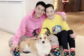 林依轮晒全家福！四口人穿同款袜显温馨，曾送长子去变形计引争议图片