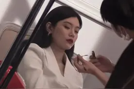 网友偶遇奚梦瑶带娃遛弯，被质疑遛娃像遛宠物，独身一人不似豪门图片