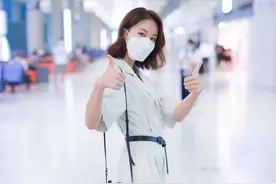 程潇、秦岚夏天出门只拿“手机包”，一包两用太方便了图片