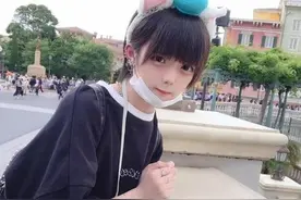 日本20岁男孩爱好“萝莉”装扮，他的房间装扮，比女孩的还漂亮图片