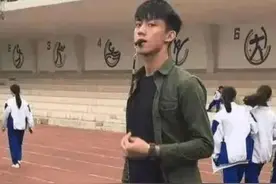 “高颜值体育老师”火了，因太帅被女学生追求，家长：去教初中吧图片