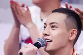 陈伟霆又将头发剪短，换成标准板寸头，整款发型清爽又帅气图片