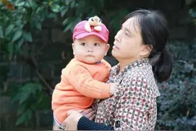 为什么不建议老人带娃睡？这些“讲究”有一定的科学依据，别不信图片
