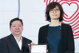 姚明190妻子气质太出众！穿奶奶风针织开衫，看着朴素却很大气图片