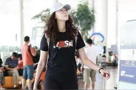 惠若琪紧身裤合集，大腿笔直修长太吸睛，这臀部绝对是女排之最！图片