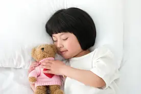 7岁女童性早熟，医生：3种食物别给娃吃，是餐桌上的“催熟剂”图片