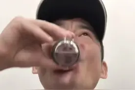 景岗山“酗酒”再引争议，一口二两被嘲酒蒙子，曾因酒多次出糗图片