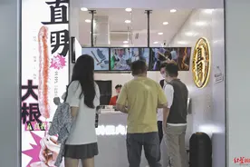 烤肠店店名惹争议，市场监管部门：立即整改，撤换广告牌图片