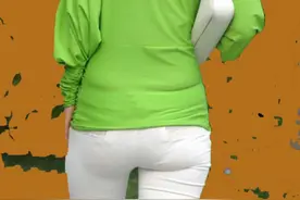 女生闯男生厕所，正在上厕所的男生被看到，男生有错吗？图片