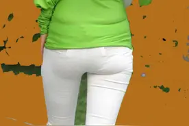 女生闯男生厕所，正在上厕所的男生被看到，男生有错吗？图片