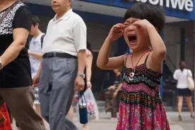 女儿商场被拐，父母报警搜寻，一小时后见面差点认不出是自己孩子图片