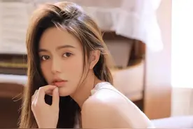 写真｜午后在沙发上晒太阳的纯欲系少女图片