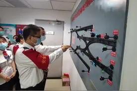 地铁道岔轨道“搬上”墙面  这样的学习方式有点帅图片