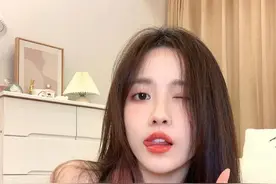 女生咬嘴唇实在是太可爱了图片