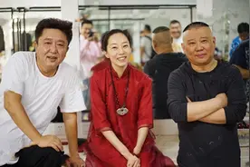 侯耀文大女儿罕露面！41岁素颜气质出众，和郭德纲于谦合照显亲密图片